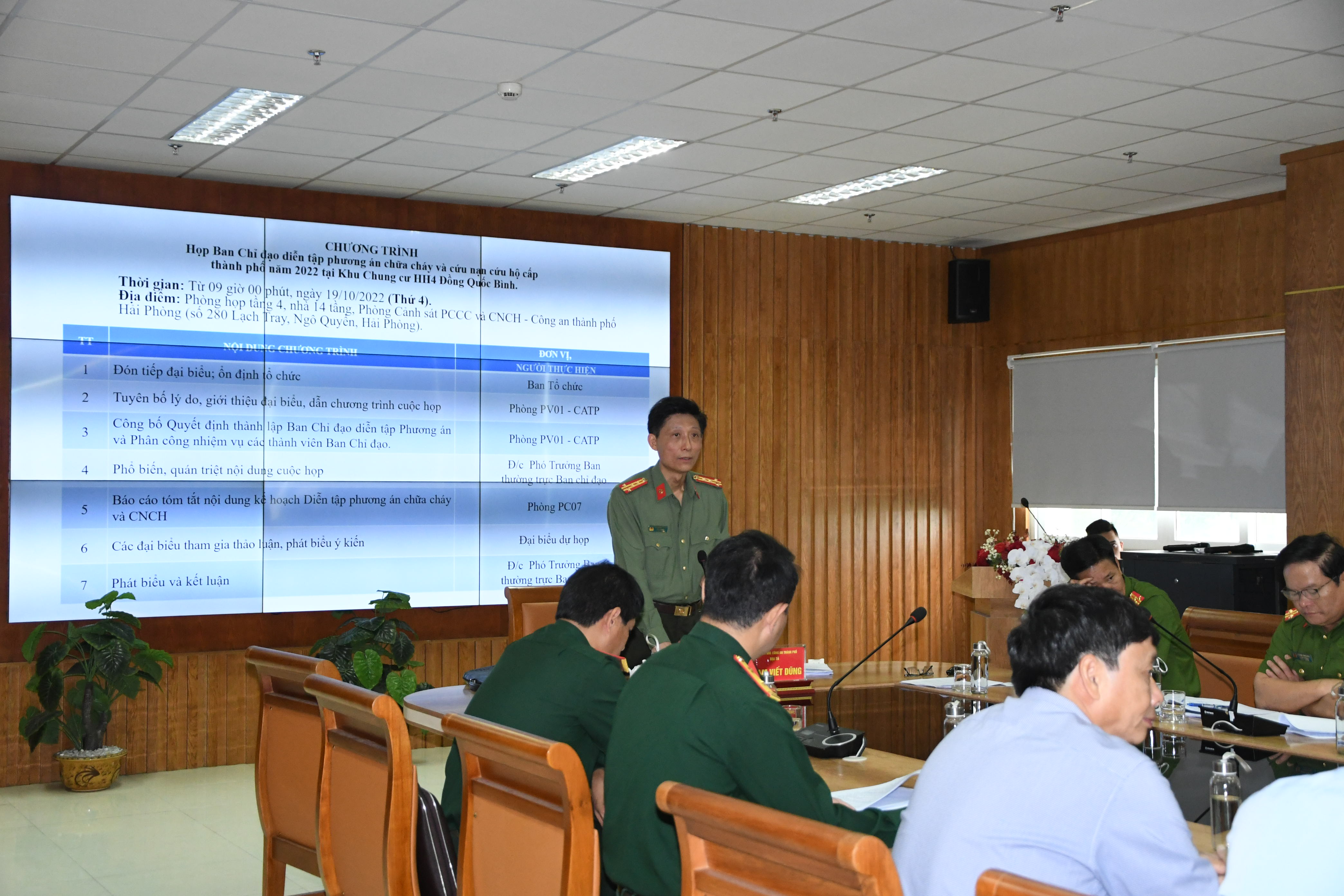 Ban chỉ đạo Diễn tập phòng cháy, chữa cháy và cứu nạn, cứu hộ cấp thành phố tại chung cư HH4 Đồng Quốc Bình họp phân công nhiệm vụ